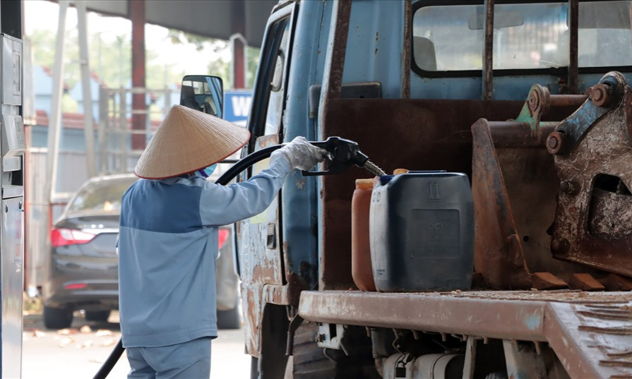 Giá dầu thế giới xuống thấp nhất một năm