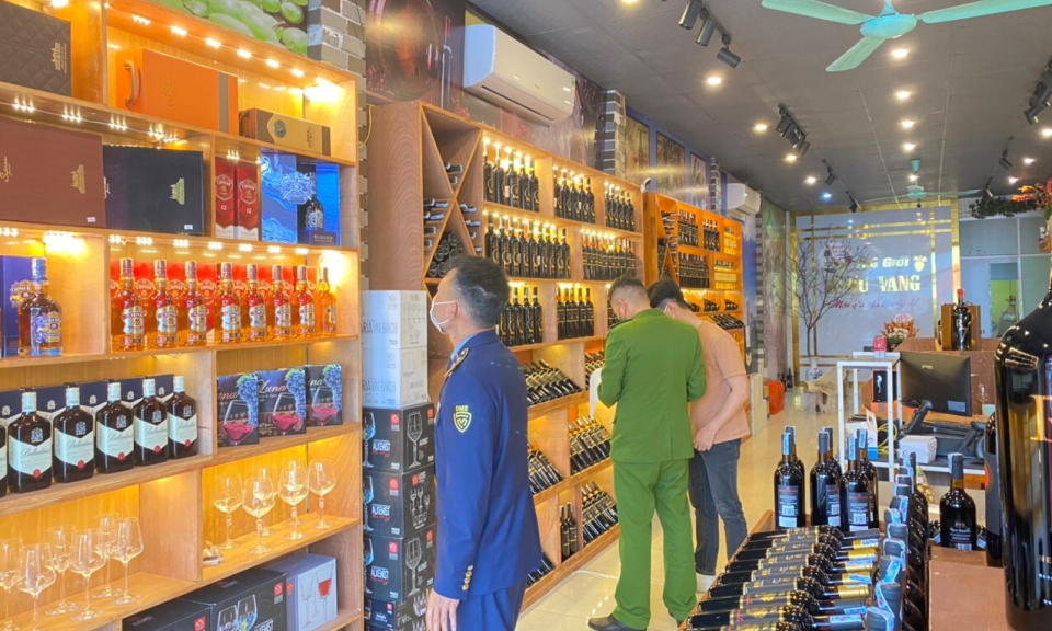 Đấu tranh mạnh với hoạt động buôn lậu, hàng giả, hàng cấm dịp cuối năm