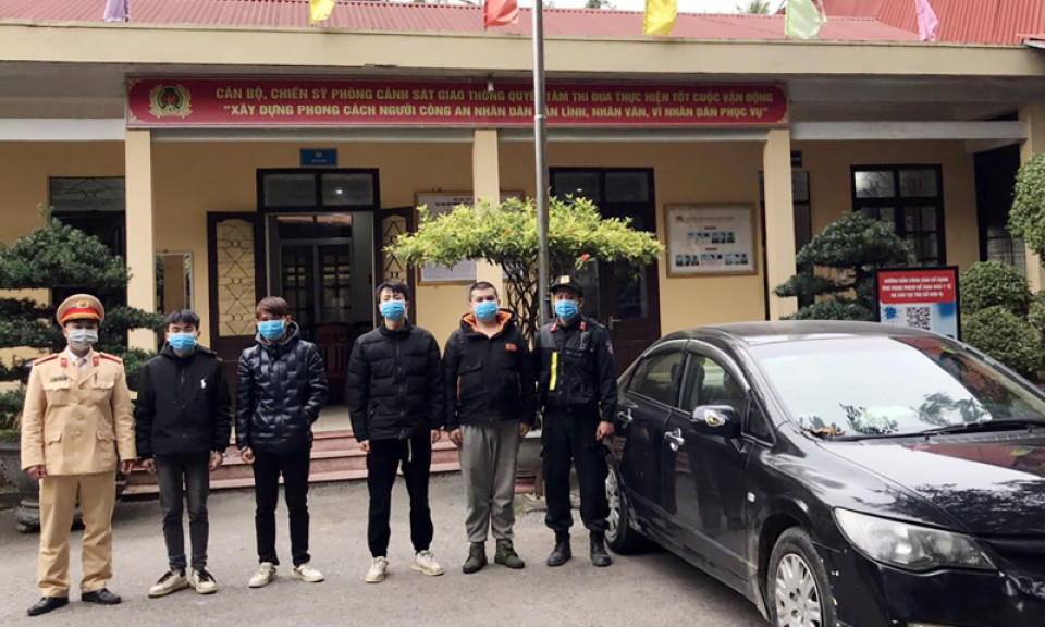 CSGT chặn ôtô chở 4 người nước ngoài nhập cảnh trái phép