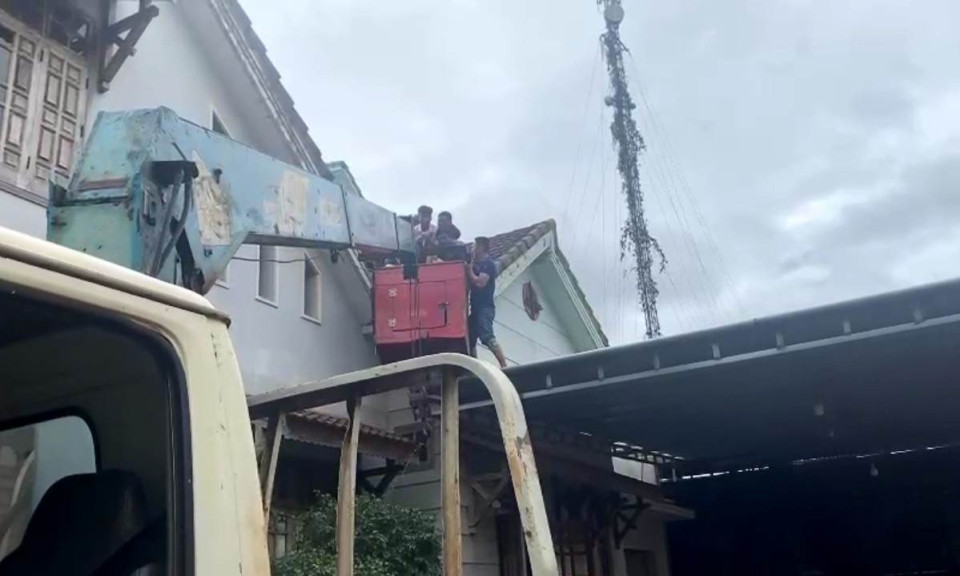 Giải cứu một thanh niên đứng hơn 7 giờ trên nóc nhà cao tầng