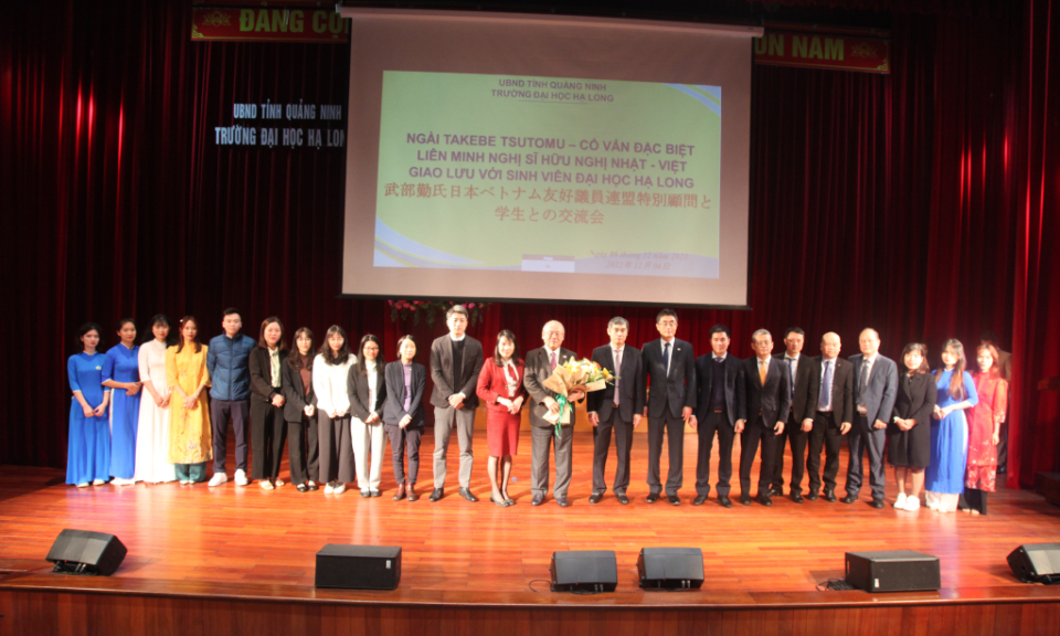 日越友好议员联盟特别顾问与下龙大学学生交流
