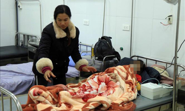 Đi dã ngoại với trường, 40 học sinh nhập viện sau bữa tối, nghi ngộ độc thực phẩm