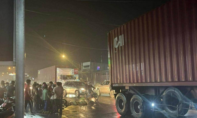 Nữ sinh lớp 12 tử vong dưới bánh xe container khi đi học về