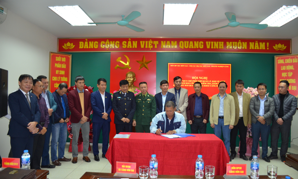 Ký kết quy chế phối hợp, quản lý bảo vệ ANTT tại Cửa khẩu cảng Hòn Gai