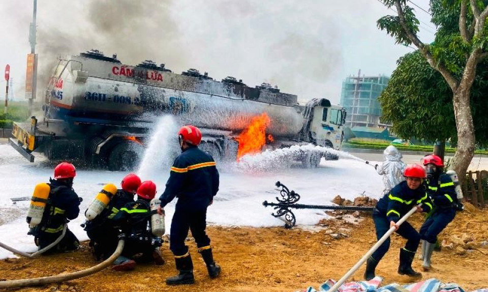 Kịp thời dập tắt đám cháy trên xe bồn chở dầu
