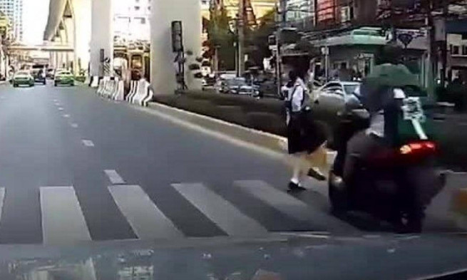 Đi mô tô đâm trúng người phụ nữ mang thai, 2 người tử vong