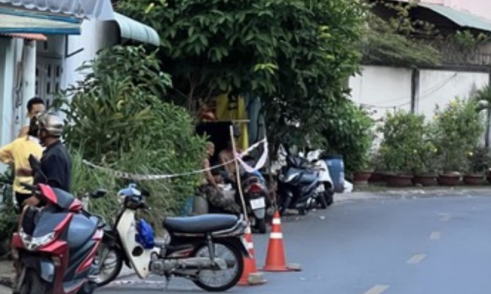 Đang ngồi trong quán cà phê, một người bị đâm tử vong