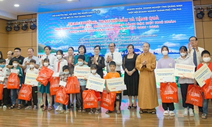 Thắp sáng ước mơ tới trường cho trẻ mồ côi, khuyết tật