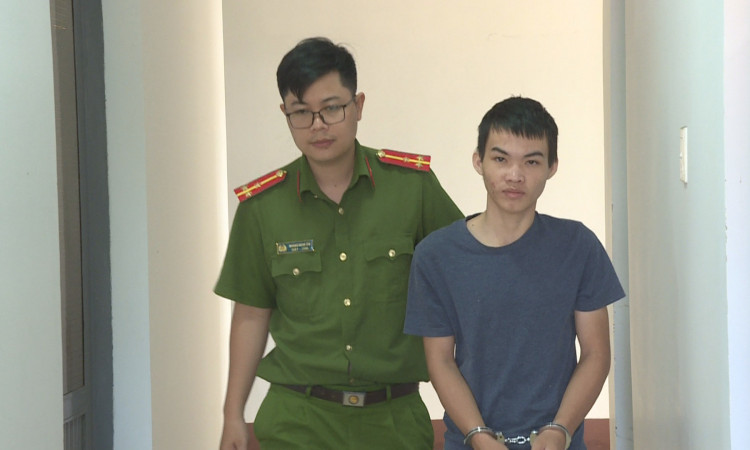 Nghịch tử dùng dao sát hại cha ruột ra đầu thú
