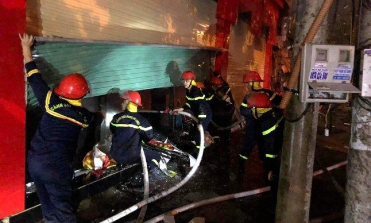 Siêu thị điện máy bất ngờ cháy dữ dội lúc nửa đêm, hàng hoá trị giá 10 tỉ đồng bị thiêu rụi 