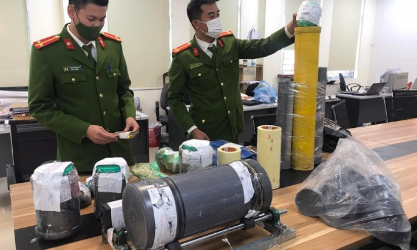 Thanh niên tự chế pháo hoa nổ mang ra trước cổng nhà đốt chơi, bị công an bắt