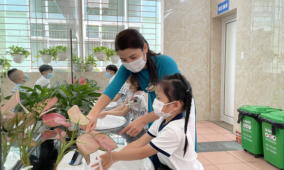 Quan tâm cải tạo nhà vệ sinh trường học