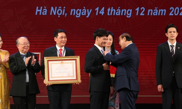 Nghệ sĩ Xuân Bắc nhận Huân chương lao động