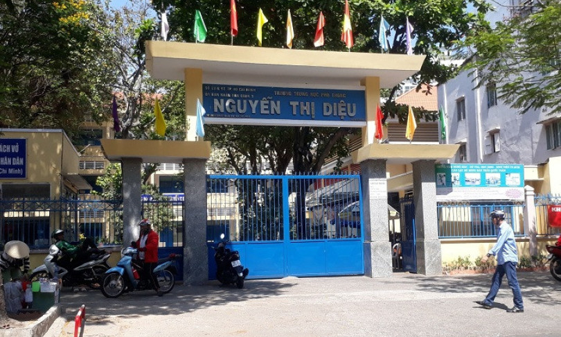 Xô xát với bảo vệ, văng tục với cô giáo, thầy tiếng Anh nước ngoài bị thay thế
