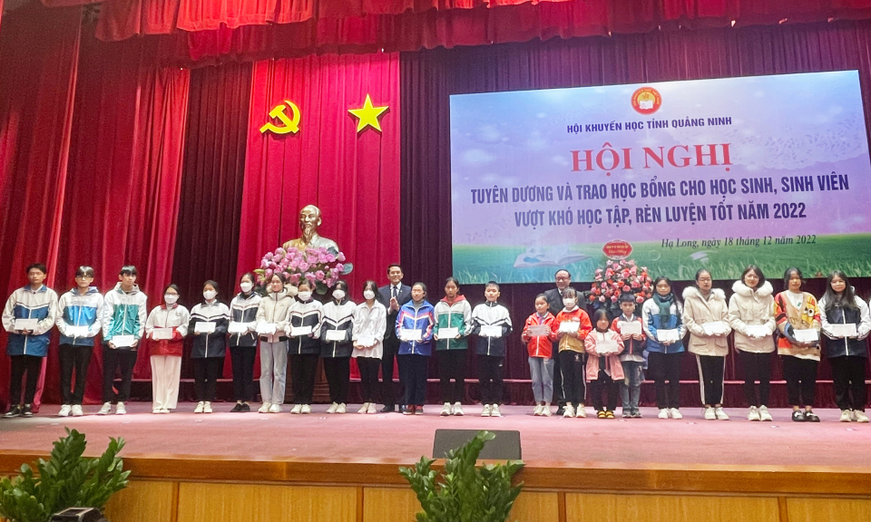Tuyên dương, trao học bổng cho 175 học sinh, sinh viên vượt khó học tập