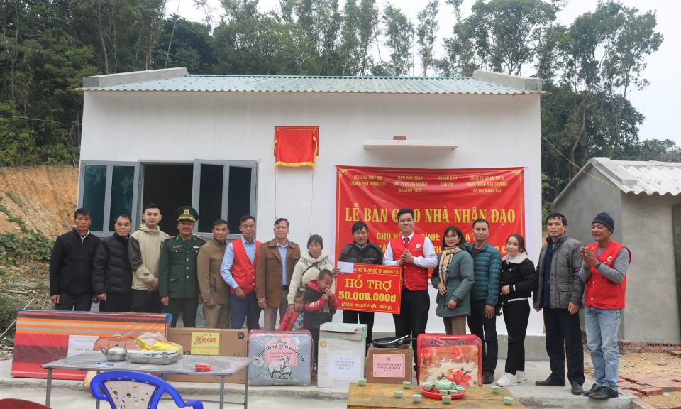 Bàn giao nhà nhân đạo cho hộ nghèo của xã hải đảo Vĩnh Thực