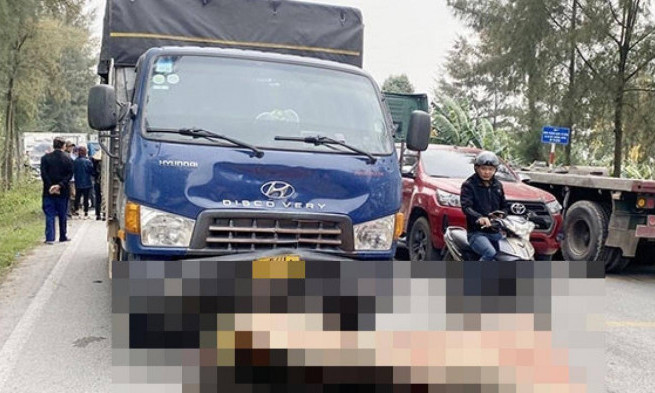Hai người đi xe máy tử vong thương tâm sau va chạm với xe tải