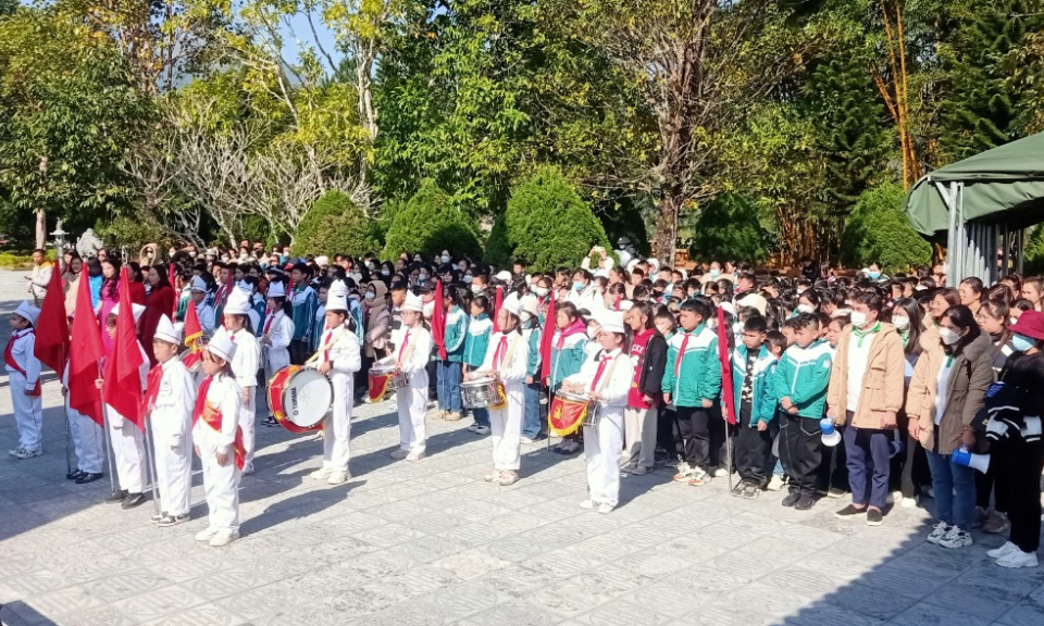 400 học sinh dâng hương tưởng niệm các Anh hùng Liệt sỹ Pò Hèn