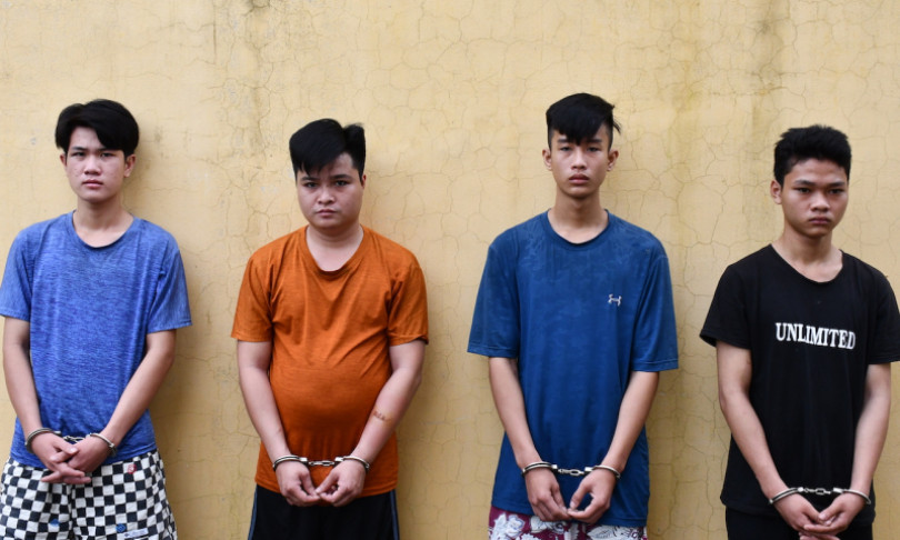 Nghi vợ nhắn tin “đò đưa”, rủ bạn chém “tình địch” nhập viện