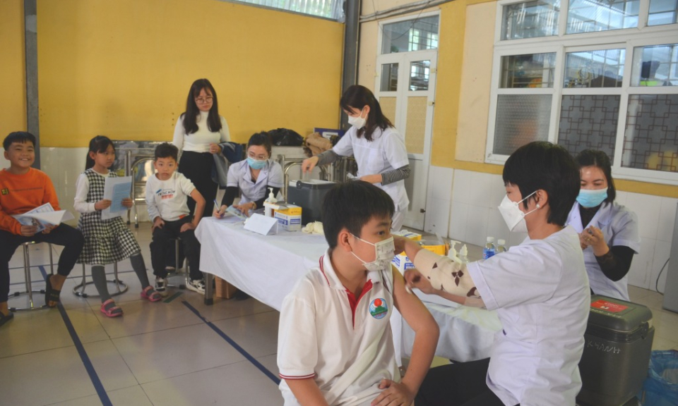 Tiếp tục triển khai tiêm vắc-xin phòng Covid-19