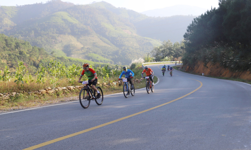 Cyclists enjoy charming racing routes in Binh Lieu