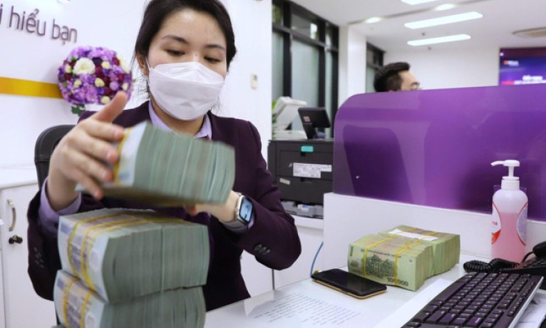 Lãi suất ngân hàng cao, người dân đi gửi tiền tăng vọt