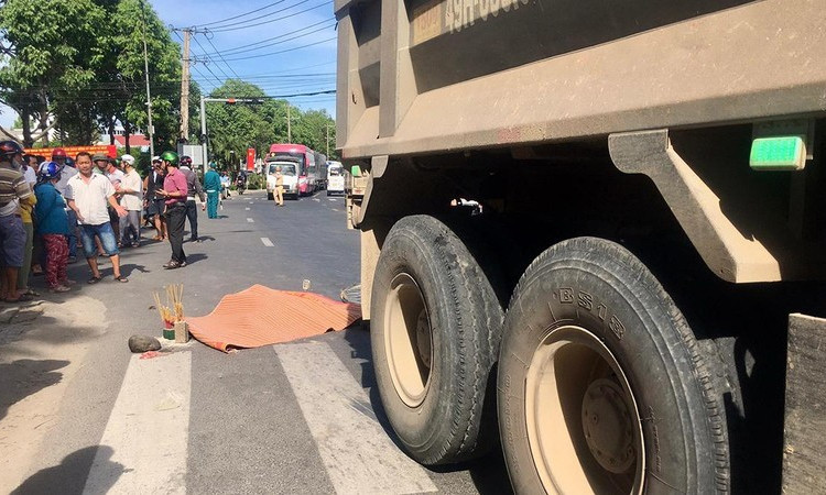 2 học sinh thương vong do xe ben cán trên quốc lộ 20