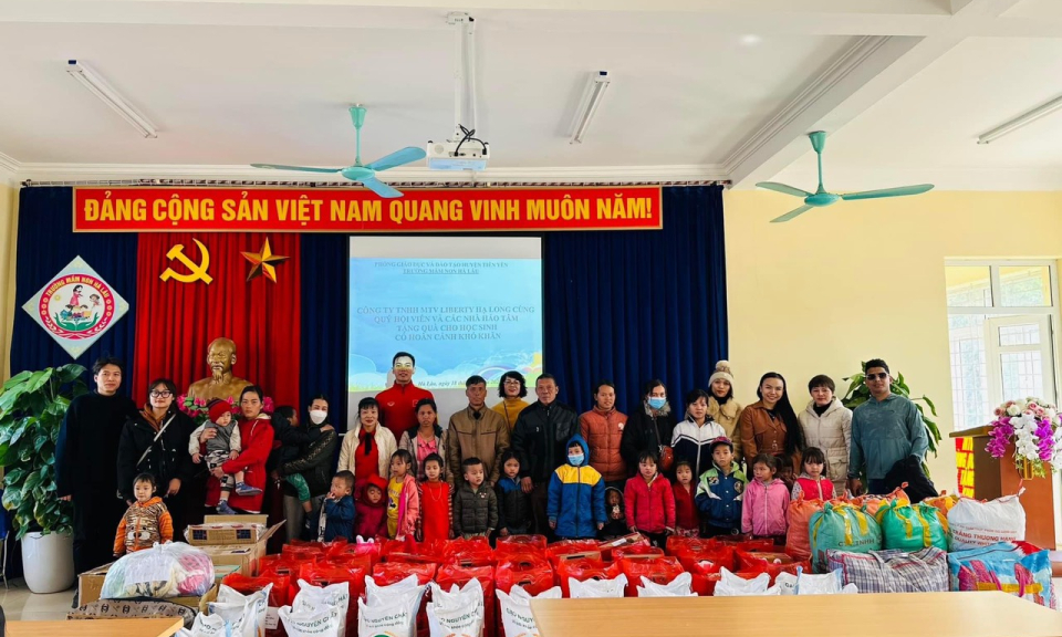 "Mùa đông yêu thương" đến với trẻ em vùng cao Hà Lâu