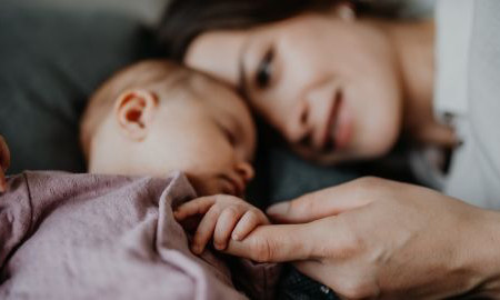 Thiết bị điện tử ảnh hưởng như thế nào đến khả năng kiểm soát cảm xúc ở trẻ?