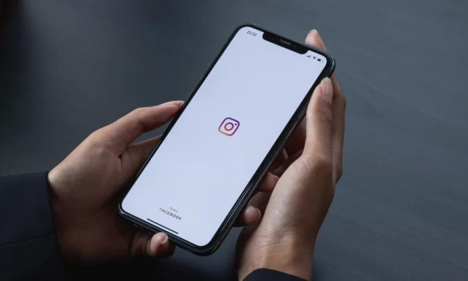 Twitter mạnh tay cấm cửa Facebook, Instagram