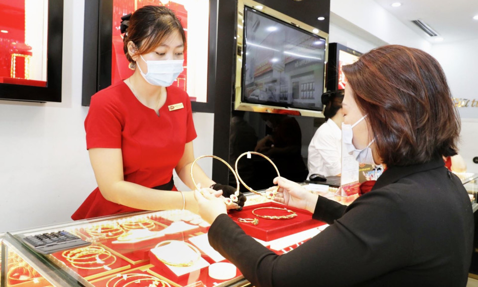 Giá vàng sáng 20/12 'tuột' mốc 67 triệu đồng/lượng