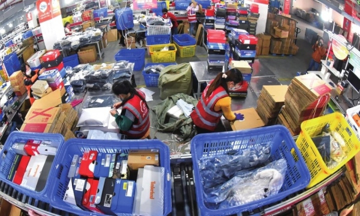 Nhiều địa phương Trung Quốc cho phép người mắc COVID-19 nhẹ đi làm