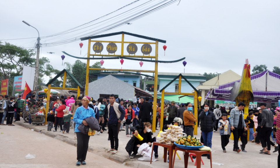 Visiting Ha Lau highland market 