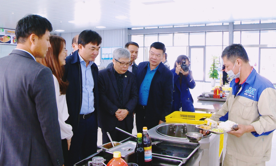 Phó Bí thư Thường trực Tỉnh ủy Ngô Hoàng Ngân kiểm tra công tác chuẩn bị Tết cho người lao động tại TX Quảng Yên
