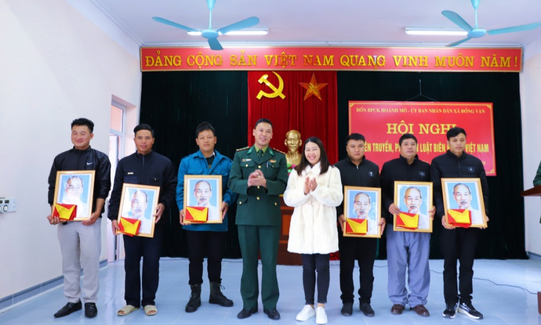 Tặng cờ Tổ quốc và ảnh Bác Hồ cho nhân dân xã Đồng Văn (Bình Liêu)