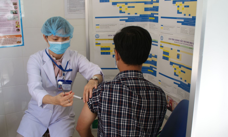 Sáng 21/12: Các biến thể COVID-19 mới có thể vẫn xuất hiện làm dịch phức tạp, phải đẩy nhanh tiêm vaccine
