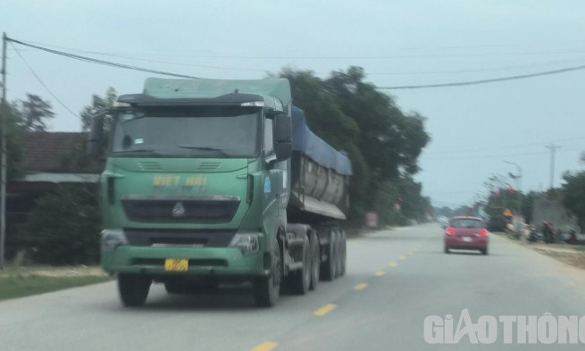 Quốc lộ 15B nối Khu du lịch Thiên Cầm chi chít ổ gà, mất an toàn giao thông