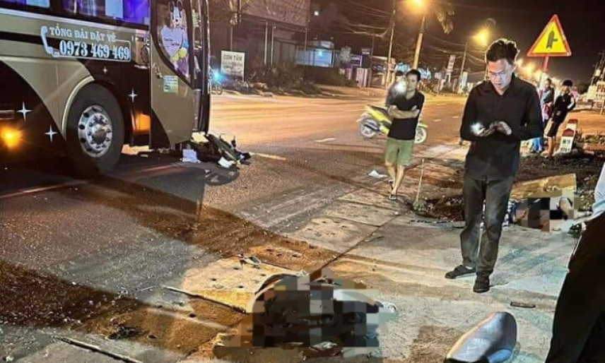 Xe khách va chạm xe máy, hai thanh niên tử vong tại chỗ