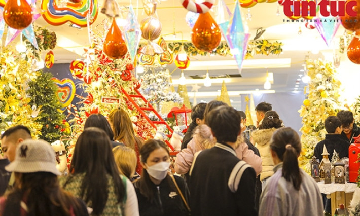 Hà Nội Christmas decorations sales down
