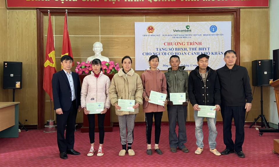 Tiên Yên: Tặng sổ bảo hiểm xã hội, thẻ bảo hiểm y tế cho người có hoàn cảnh khó khăn