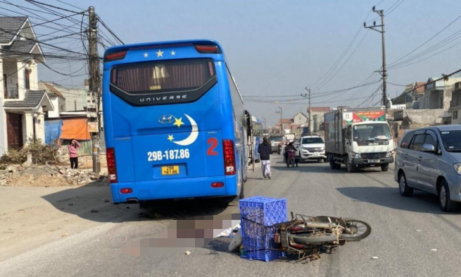 Xe máy chở ba va chạm ô tô chở vật liệu, 2 nữ sinh tử vong thương tâm