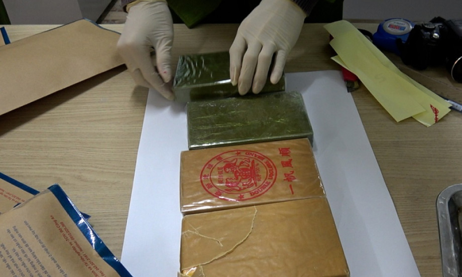 Bắt đối tượng vận chuyển 10 bánh heroin