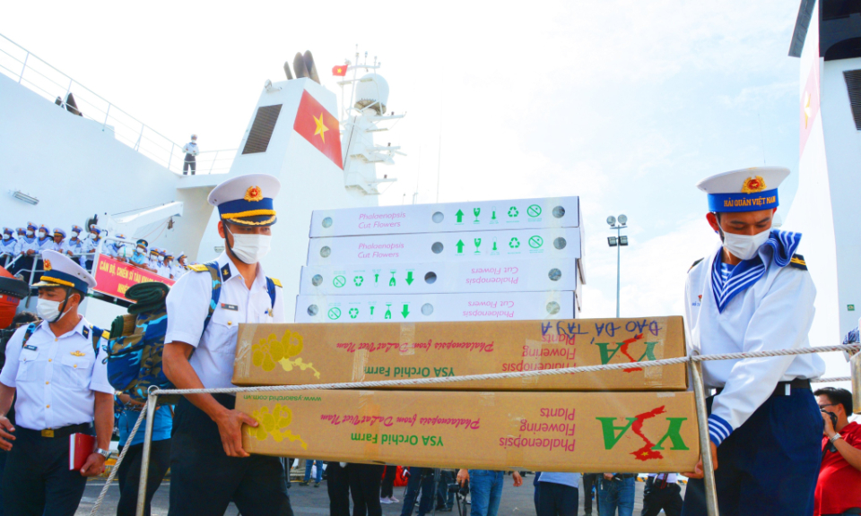 Gifts presented to Truong Sa soldiers and people