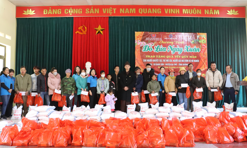 Tặng quà cho hộ nghèo, người khuyết tật tại xã Nam Sơn, huyện Ba Chẽ