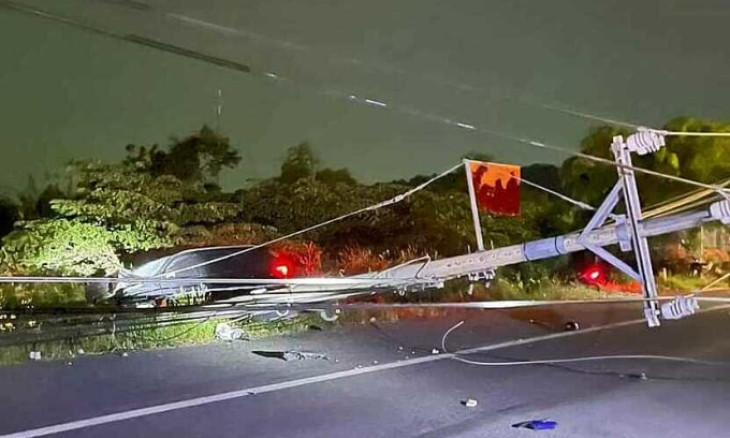 Ôtô đâm gãy hai trụ điện, một người chết 