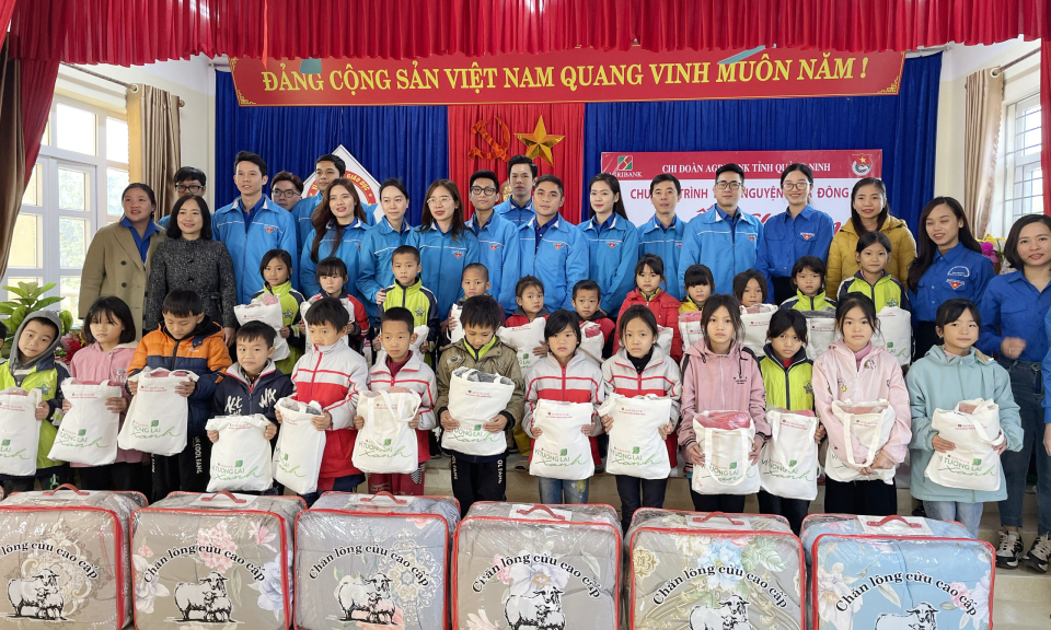 Trao tặng chăn ấm, áo khoác cho học sinh xã Hà Lâu (huyện Tiên Yên)