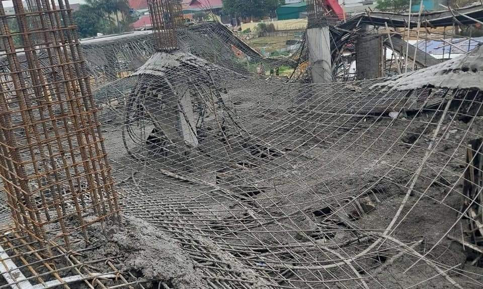 Trung tâm thương mại đang xây bất ngờ bị sập toàn bộ giàn giáo 