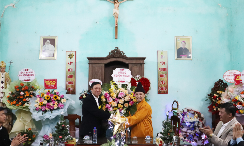 Ban Trị sự Giáo hội Phật giáo tỉnh Quảng Ninh chúc mừng Giáng sinh tại Giáo xứ Yên Trì, xã Hiệp Hòa, TX Quảng Yên