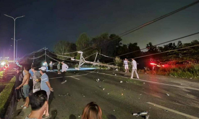 Ô tô kéo theo xe máy tông vào trụ điện làm 1 người tử vong
