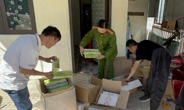 Thu giữ 3.400 bao thuốc lá giấu trong phòng trọ